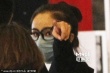刘恺威遇偷拍紧张护女友 杨幂戴口罩手指记者