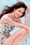 蓝燕风情万种拍写真 露香肩美腿透白皙性感肌肤