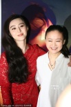 范冰冰镂空红裙尽显丰腴好身材 与导演亲昵互动