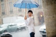 袁泉巴黎漫步邂逅雨天 隨性演繹街頭“雨中曲”