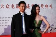 李倩携手孙锐亮相 胸部薄纱透视装展性感妩媚