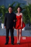 李沁携手黄建新红毯亮相 大红低胸短裙俏皮可爱