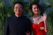 李沁携手黄建新红毯亮相 大红低胸短裙俏皮可爱