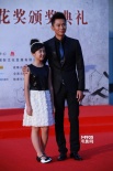 李晨黑西裝帥氣亮相 牽手小蘿莉踏金雞百花紅毯