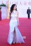 张靓颖白裙气质高雅 登上金鸡百花红毯小秀美腿