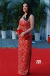 演员刘晓庆艳丽不减当年 红色抹胸长裙成功吸睛