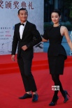 文章表情搞怪馬伊琍優(yōu)雅 最佳夫妻檔低調走紅毯
