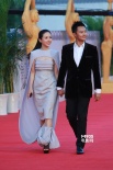 颜丹晨携手印小天走红毯 裙底裹腿凹造型亮相