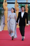 颜丹晨携手印小天走红毯 裙底裹腿凹造型亮相