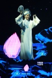余少群现场表演”梁祝“ 穿戏服登台展扎实功底