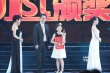朱延平导演颁发最佳新人奖 张子枫获奖开心捧杯