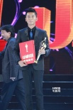 冯小刚凭“大地震”获最佳导演奖 李晨登台替领