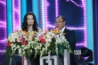 刘晓庆亮相光彩夺目 颁奖前与尹力导演互相调侃