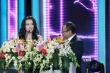 刘晓庆亮相光彩夺目 颁奖前与尹力导演互相调侃