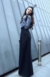 美女吴佩慈亮相品牌秀场 戴猫耳头箍成功抢镜