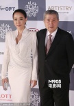 姜受延珍珠白长裙气质优雅 携手著名导演林权泽