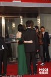 熊乃瑾绿裙裸背显娇俏 连凯西装小领结帅气十足
