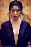 范爺民族造型登場(chǎng)露胸部線條 大展女王強(qiáng)大氣場(chǎng)