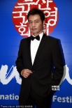 连凯帅气亮相釜山电影节 被赞外形与智慧兼具
