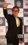 导演明启南踏上釜山闭幕式红毯 向影迷热情挥手