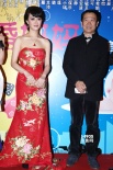 《三個(gè)未婚媽媽》舉行首映 姚晨透視走光露胸貼