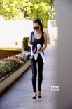 杨幂露事业线干练游走好莱坞 百位名人舞会欢迎