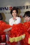 刘晓庆进军整容业信心十足 众人簇拥似女老板