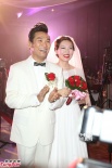 杜德伟热吻26岁娇妻再办婚礼 周华健、天心到场