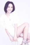 张俪写真秀无瑕美肌 展示修长美腿演绎白色恋人