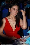 孫寧與王學(xué)兵離婚后變開放 肆無忌憚俯身秀春光