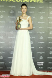 齐溪白色长裙露香肩 获最佳新人奖俏皮亲吻奖杯