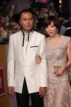 吴刚牵手性感女亮相红毯 白西装黑西裤腔调十足
