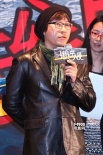 张歆艺助阵“铁线虫”首映 与男友频频亲密耳语