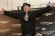 成龙亮相《十二生肖》宣传 手捧“国宝”狂笑