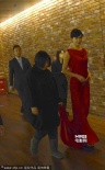 林志玲获助理提裙见狗仔微笑 众保镖护主排场大