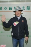 成龍持續(xù)18年送暖行善 坦言不用開(kāi)工每日如過(guò)年