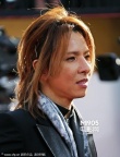 音乐人Yoshiki Hayashi亮相 墨镜、丝巾显娘气
