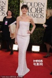 安妮·海瑟薇微笑迷人引歡呼 抹胸長(zhǎng)裙閃耀紅毯