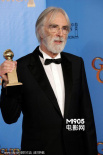《爱》导演哈内克手捧奖杯 冷峻老头展俏皮微笑