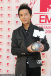 韩庚激动揽MTV欧洲大奖入怀 害羞状拥抱女嘉宾