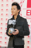 韩庚激动揽MTV欧洲大奖入怀 害羞状拥抱女嘉宾