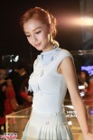 Angelababy兴奋观看古董衣 现场雀跃灵动吸睛