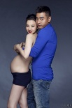 陈龙与孕妻章龄之香艳写真曝光 鬼马表情秀恩爱