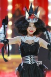 柳岩“杂草头”扮女王走秀 穿透视内衣登台抢镜