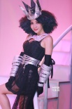 柳岩“杂草头”扮女王走秀 穿透视内衣登台抢镜