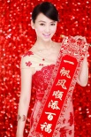 翁虹賀歲寫真喜慶露香肩 溫暖傳遞幸福正能量