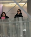 杨幂深夜现身不忘戴黑超 与刘恺威密聊笑声不断