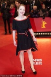 女星Anna独走红毯秀美腿 束腰小黑裙加身显娇小
