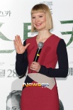 《斯托克》首映 米娅拥抱影迷林秀晶展早春时尚