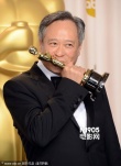 《少年派》李安喜获最佳导演 后台热吻金像奖杯